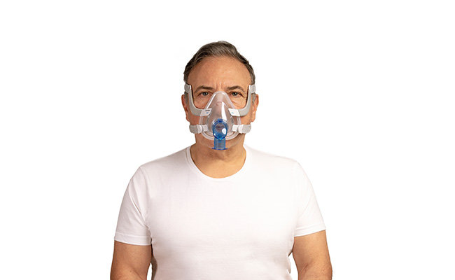 Homme portant un masque F20 sans fuite de ResMed