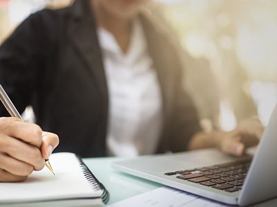 Prise de note pendant une formation ResMed pour professionnels de santé