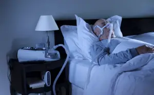 Homme-atteint-de-BPCO-endormi-ventilation-non-invasive-téléphone-mobile