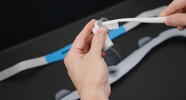  Nettoyage d’un accessoire du masque PPC à l’aide d’une brosse à dents