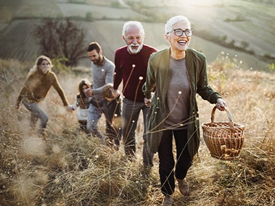 Famille heureuse dans les champs