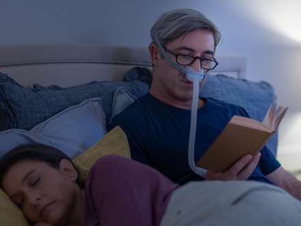 un patient porte un masque nasal de ResMed, minimaliste et discret