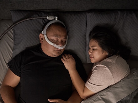 Patient ResMed avec son AirFit-P30i masque narinaire