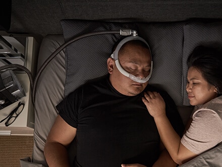 Patient-portant-masque-ResMed-360°-nasal-AirFit-N30i