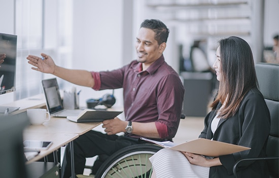 Salarié de ResMed en fauteuil qui discute avec une collègue