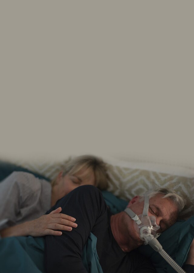 Homme portant le masque facial AirFit F30 près de sa compagne-mobile