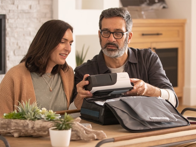 Deux personnes observant un appareil PPC.