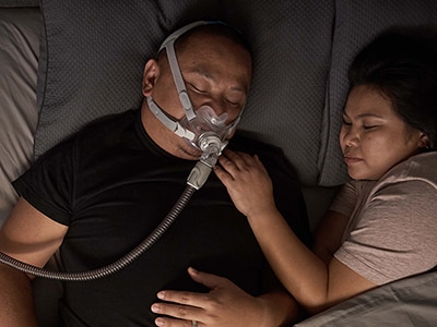 Couple dormant avec homme traité pour apnée du sommeil
