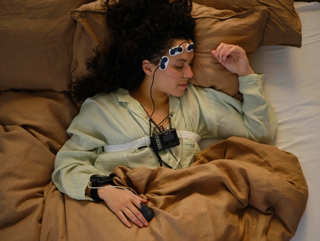  femme-faisant-une-polysomnographie-a-l-hopital