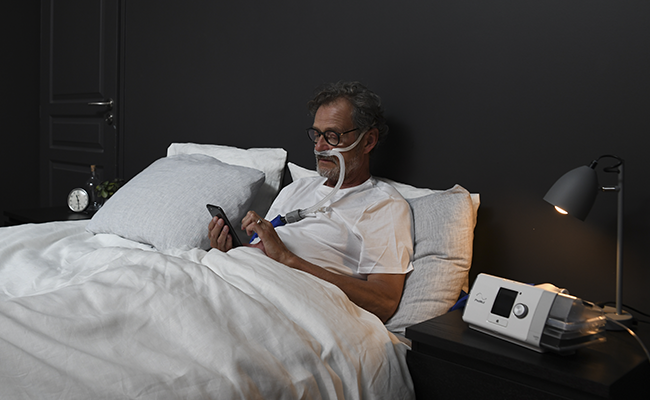 Patient BCO dans son lit avec ventilateur LUMIS HFT