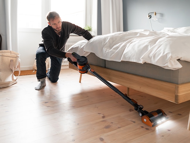  Nettoyage de la chambre à coucher avec aspirateur pour réduire les allergènes et améliorer l’environnement de sommeil
