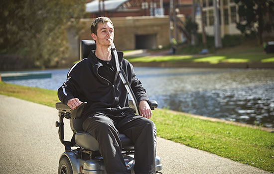 Jeune patient en fauteuil traité par ResMed pour une maladie neuromusculaire