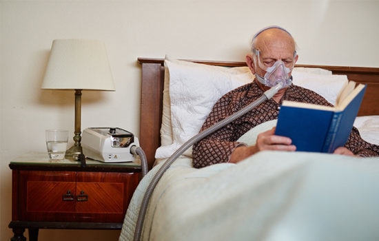 patient traité par ventilation non invasive de ResMed chez lui