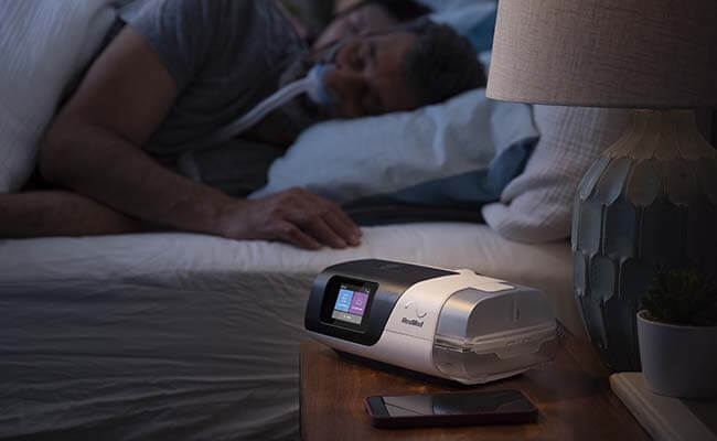 patient-sommeil-avec-airsense-11-elite-cpap-apnee-sommeil-appareil-mobile