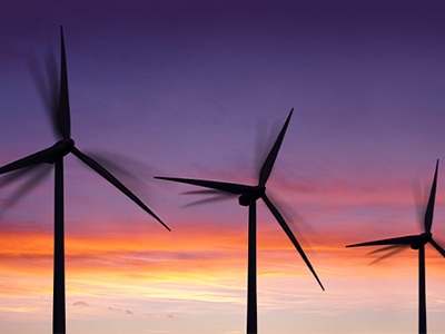 éoliennes au soleil couchant