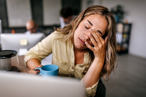  Jeune femme présentant des symptômes et des signes d'apnée du sommeil