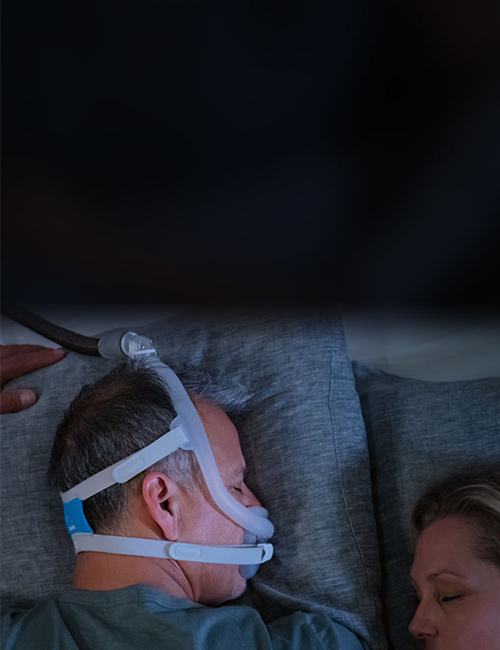 patient-avec-apnée-du-sommeil-dormant-sur-le-ventre-avec-le-masque-AirFit-F30i mobile
