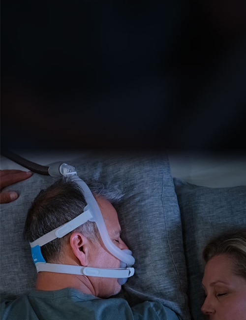 patient-avec-apnée-du-sommeil-dormant-sur-le-ventre-avec-le-masque-AirFit-F30i mobile