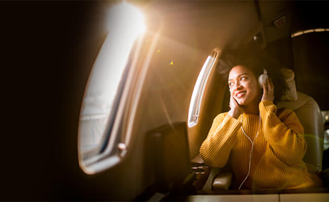 femme en avion avec sa PPC de voyage AirMini ResMed