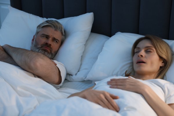  Une femme qui ronfle au lit
